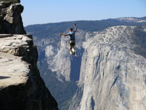 Man_highlining_in_Yosemite_National_Park_with_El_Capitan_in_the_background